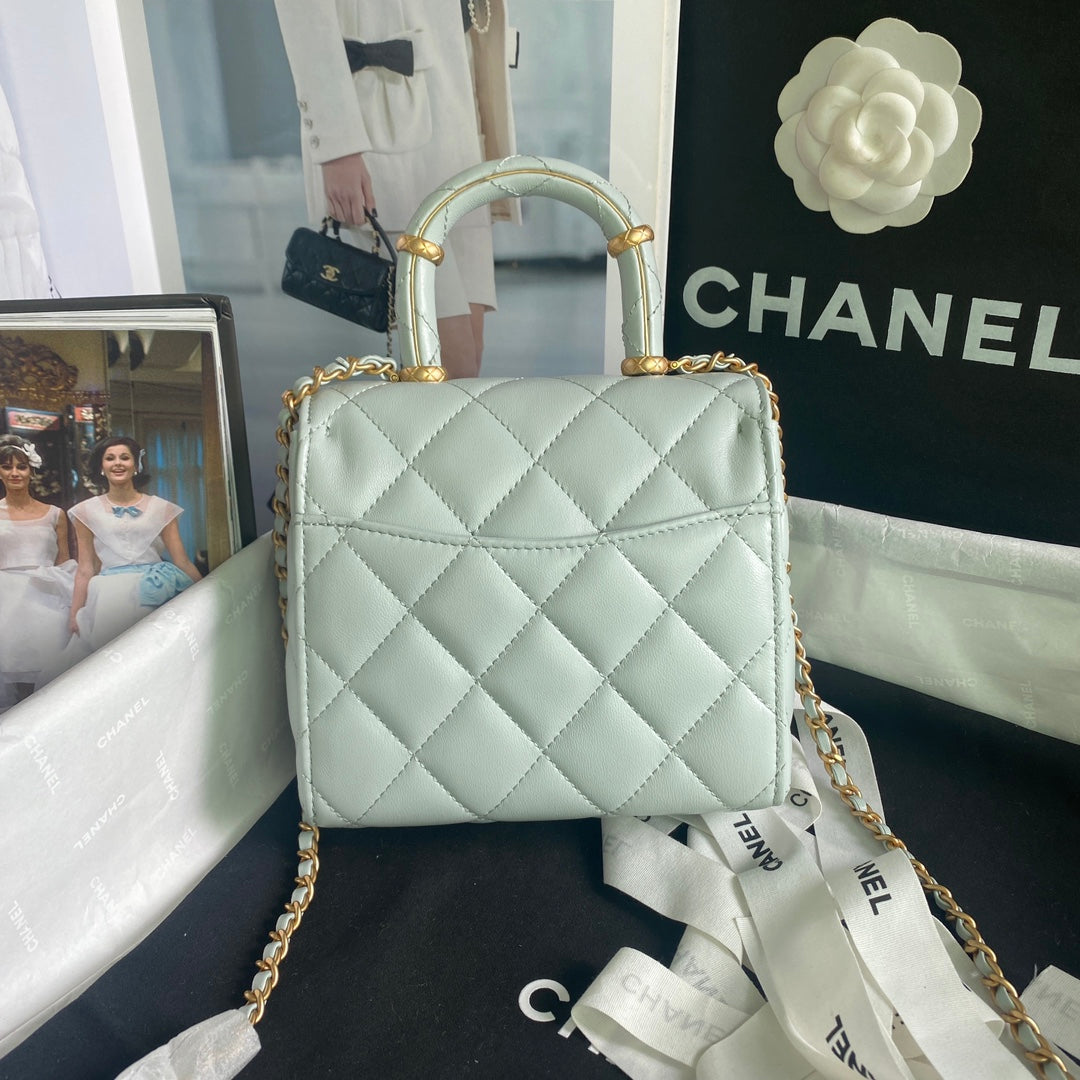 SAC CC MINI 15 EN CUIR DE VEAU BLEU CIEL AVEC ACCESSOIRES MÉTALLIQUES DORÉS