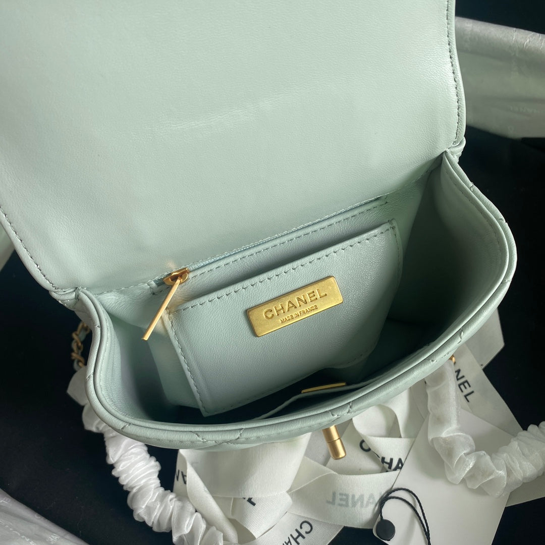 SAC CC MINI 15 EN CUIR DE VEAU BLEU CIEL AVEC ACCESSOIRES MÉTALLIQUES DORÉS