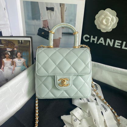 SAC CC MINI 15 EN CUIR DE VEAU BLEU CIEL AVEC ACCESSOIRES MÉTALLIQUES DORÉS