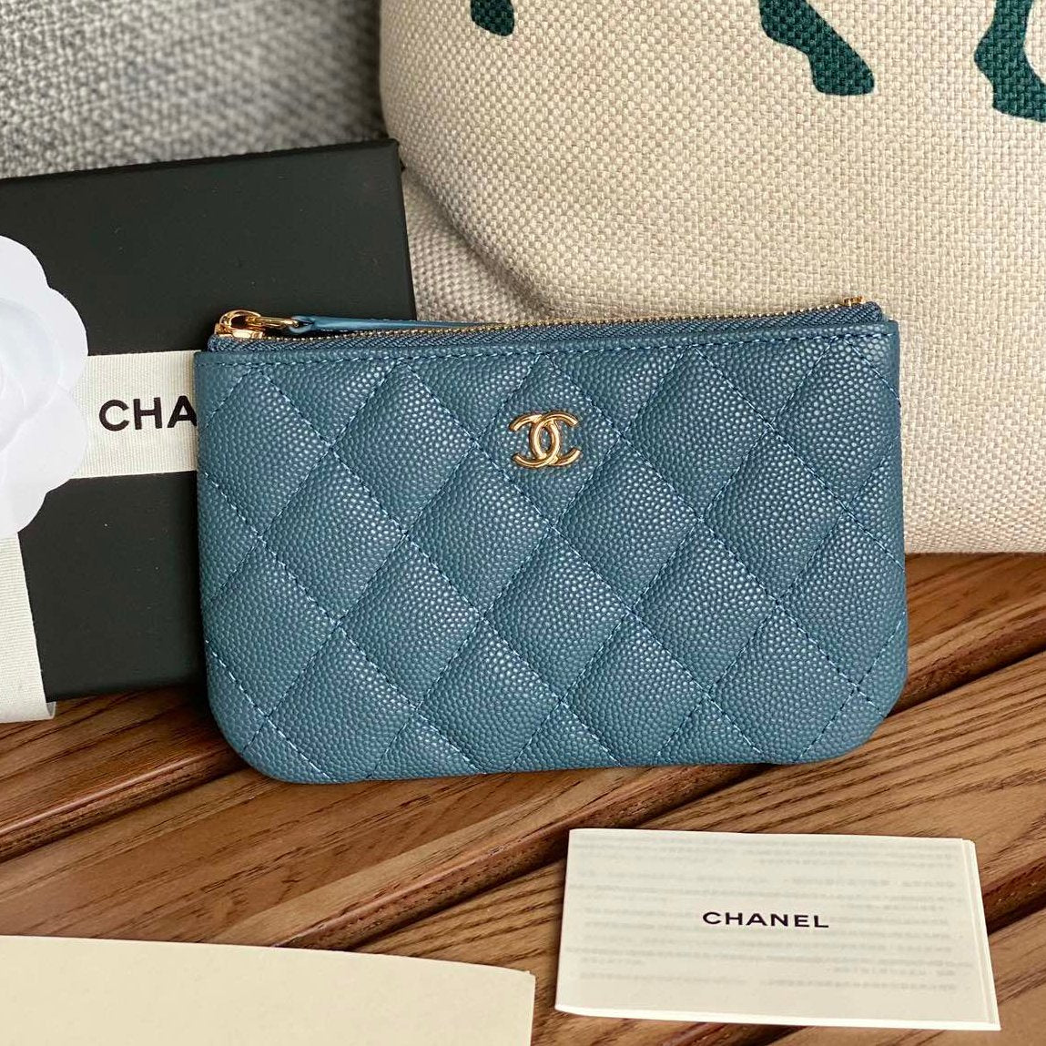 POCHETTE ZIPPÉE CC CLASSIQUE PETITE TAILLE 15 EN CUIR DE VEAU GRAINÉ VERT BLEUTÉ