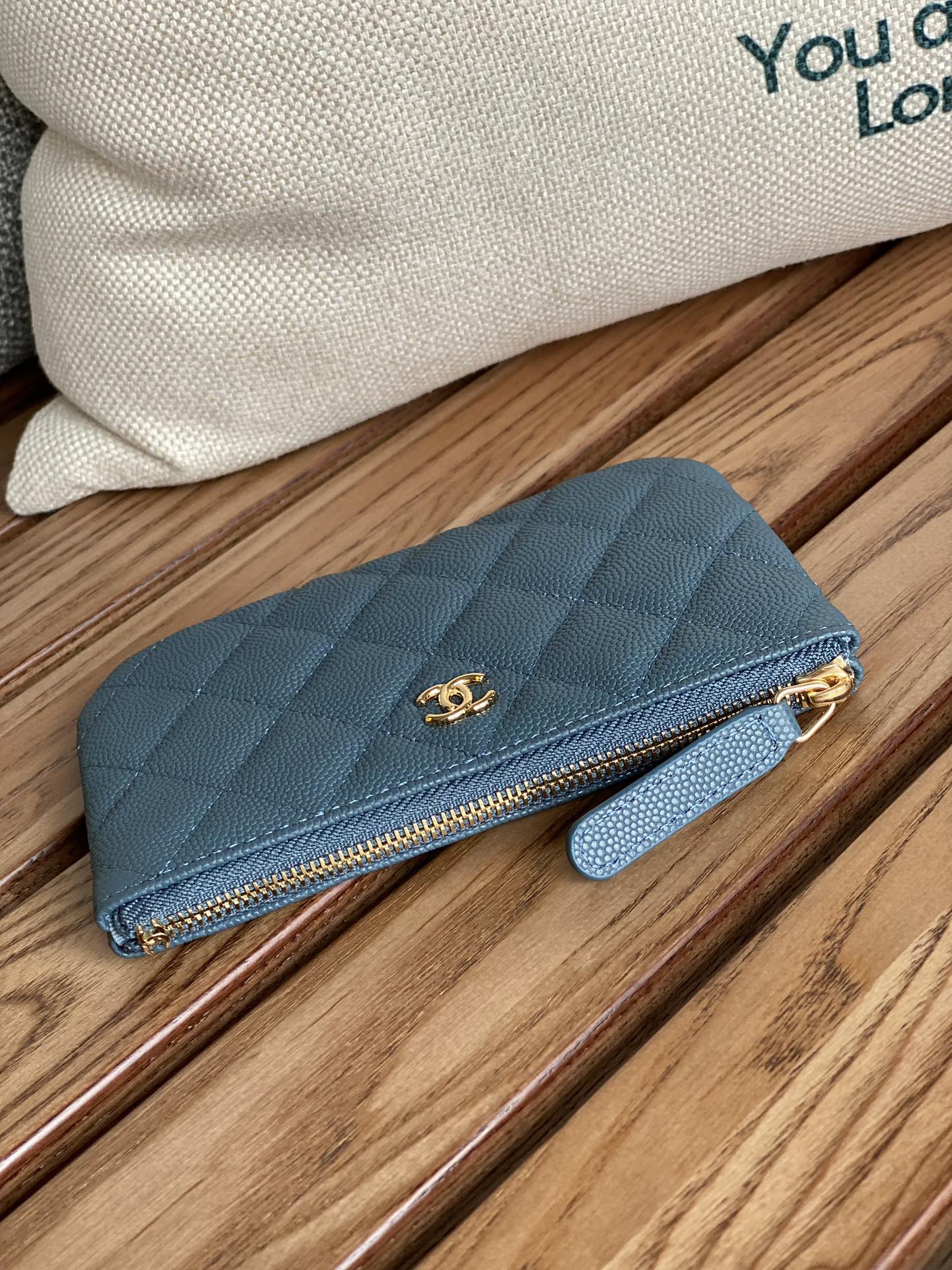 POCHETTE ZIPPÉE CC CLASSIQUE PETITE TAILLE 15 EN CUIR DE VEAU GRAINÉ VERT BLEUTÉ