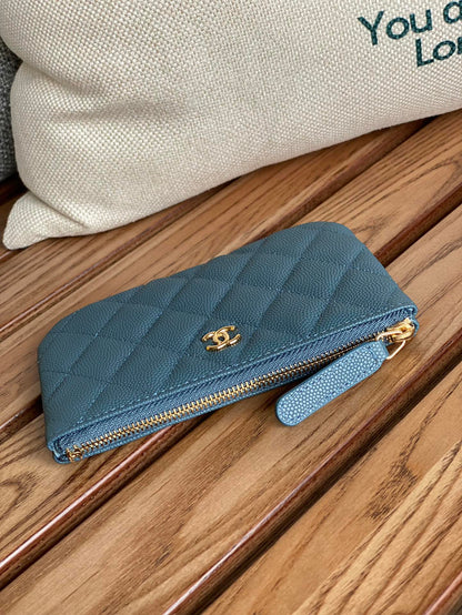 POCHETTE ZIPPÉE CC CLASSIQUE PETITE TAILLE 15 EN CUIR DE VEAU GRAINÉ VERT BLEUTÉ