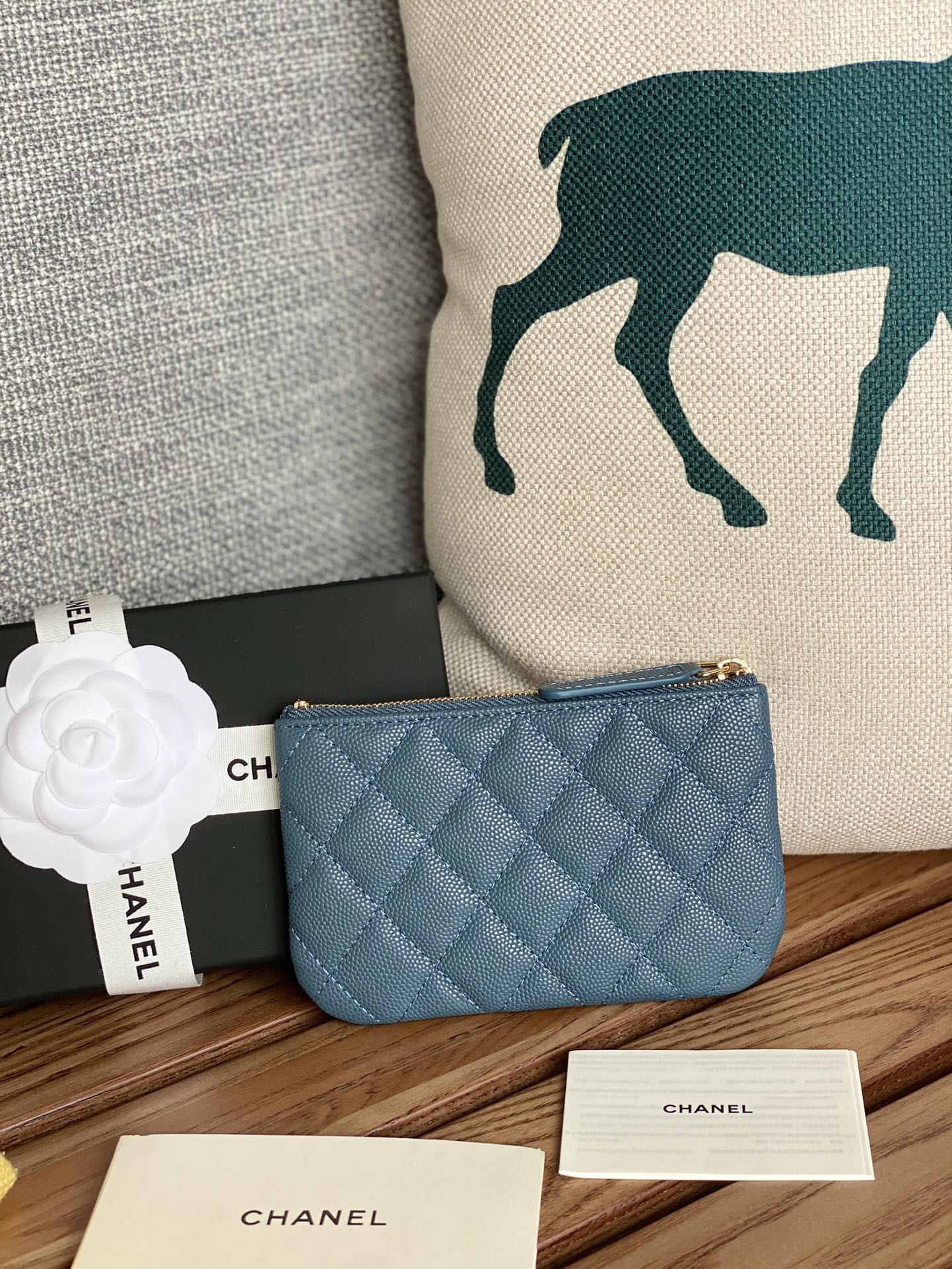 POCHETTE ZIPPÉE CC CLASSIQUE PETITE TAILLE 15 EN CUIR DE VEAU GRAINÉ VERT BLEUTÉ