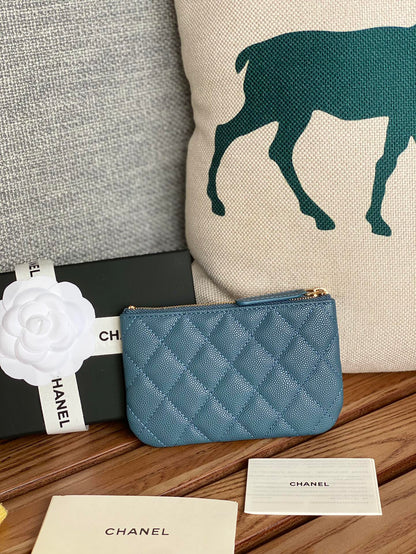 POCHETTE ZIPPÉE CC CLASSIQUE PETITE TAILLE 15 EN CUIR DE VEAU GRAINÉ VERT BLEUTÉ