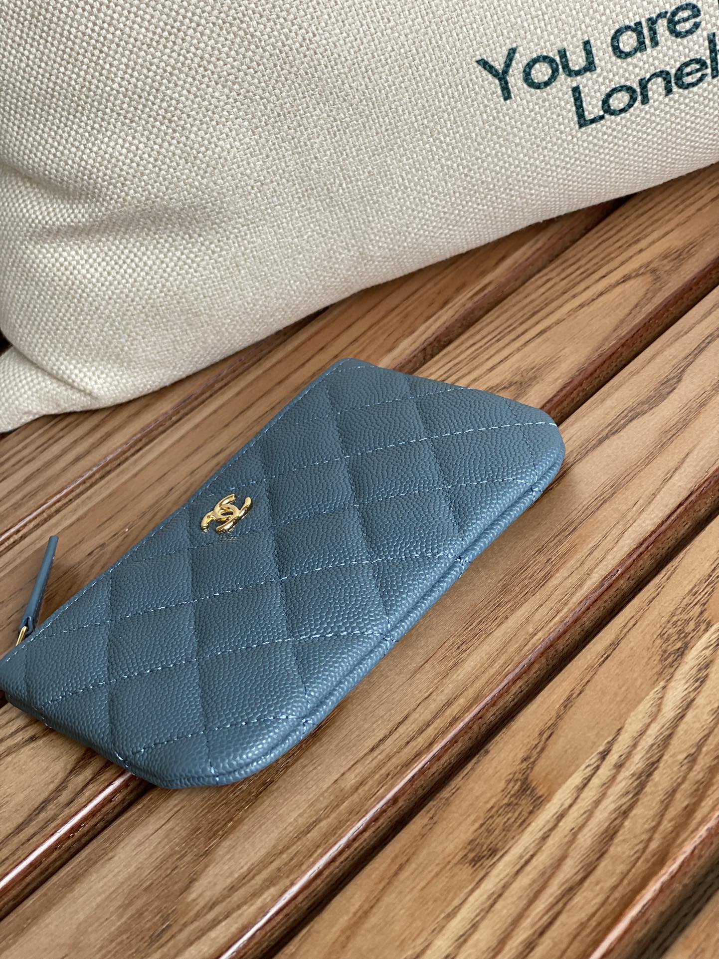 POCHETTE ZIPPÉE CC CLASSIQUE PETITE TAILLE 15 EN CUIR DE VEAU GRAINÉ VERT BLEUTÉ