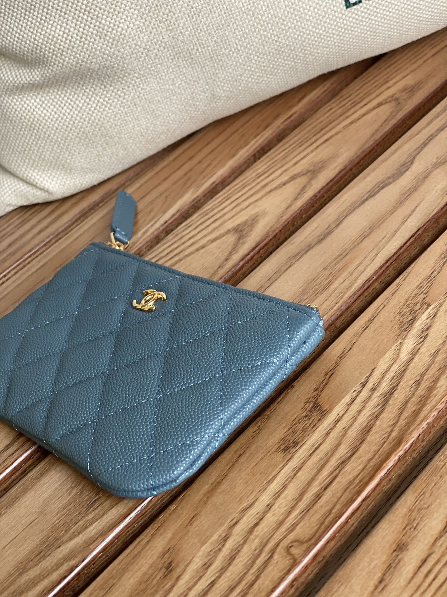 POCHETTE ZIPPÉE CC CLASSIQUE PETITE TAILLE 15 EN CUIR DE VEAU GRAINÉ VERT BLEUTÉ