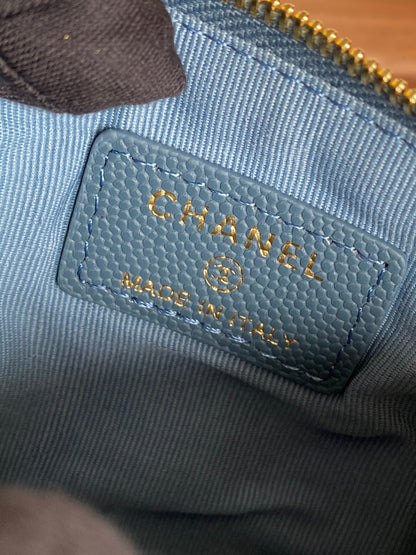 POCHETTE ZIPPÉE CC CLASSIQUE PETITE TAILLE 15 EN CUIR DE VEAU GRAINÉ VERT BLEUTÉ