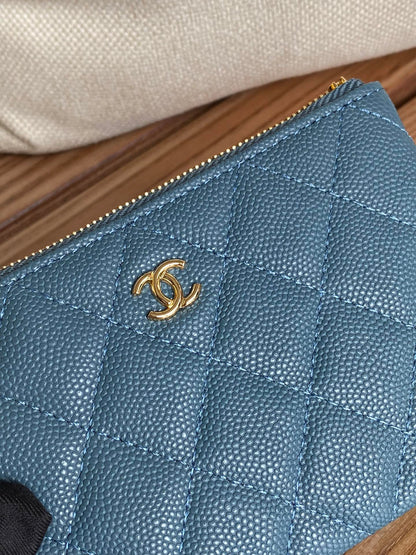 POCHETTE ZIPPÉE CC CLASSIQUE PETITE TAILLE 15 EN CUIR DE VEAU GRAINÉ VERT BLEUTÉ