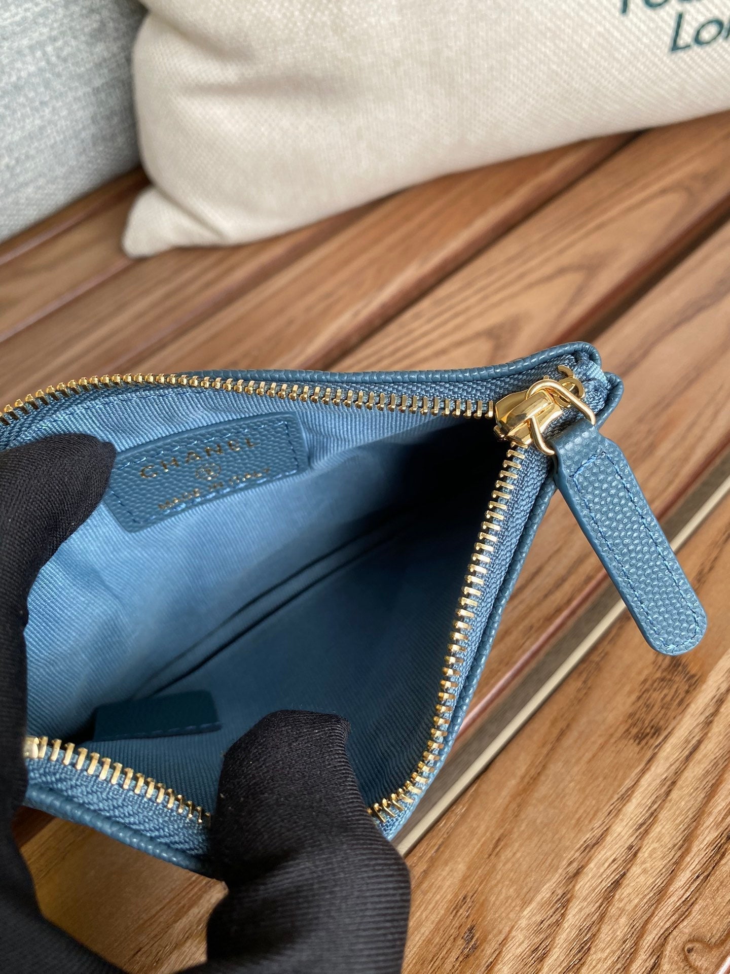 POCHETTE ZIPPÉE CC CLASSIQUE PETITE TAILLE 15 EN CUIR DE VEAU GRAINÉ VERT BLEUTÉ