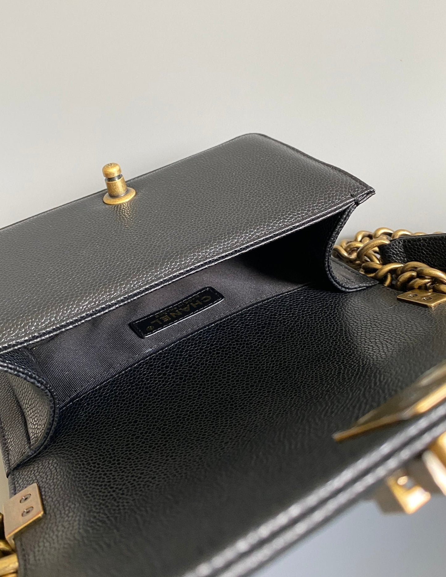 PETIT SAC BOY 20 EN AGNEAU NOIR FINITIONS DORÉES