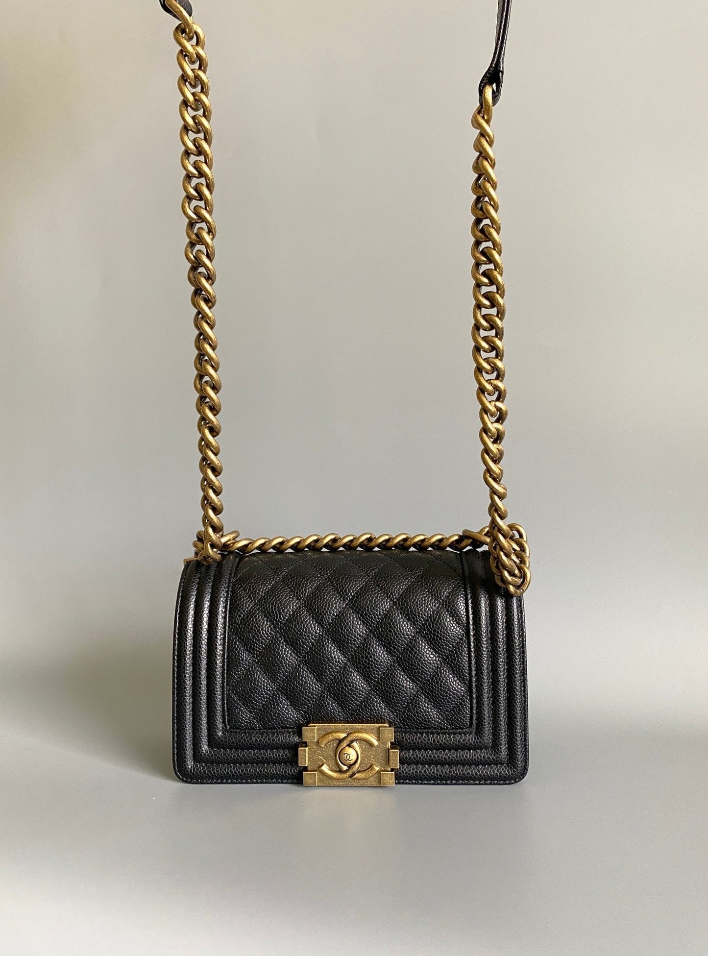 PETIT SAC BOY 20 EN AGNEAU NOIR FINITIONS DORÉES