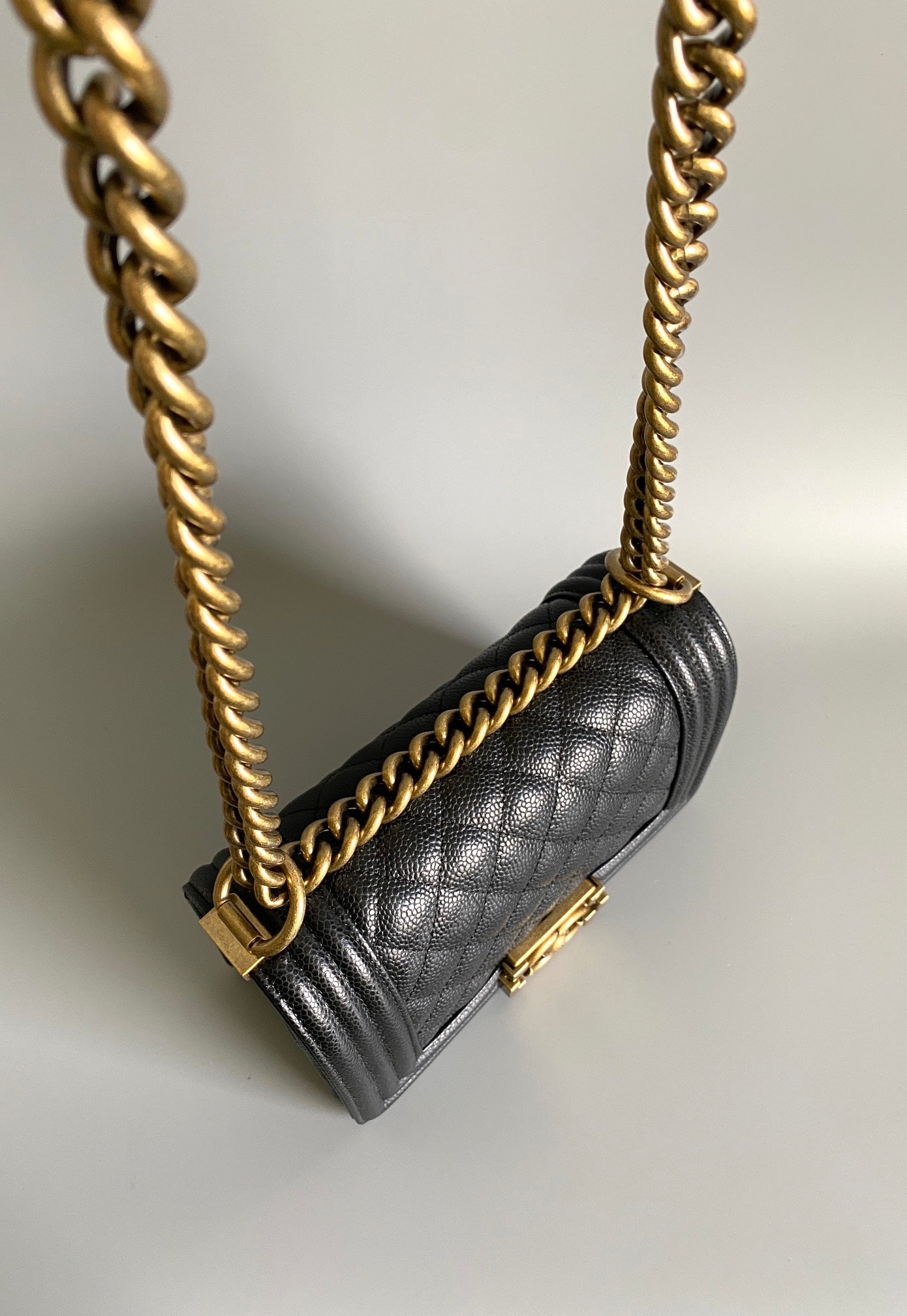 PETIT SAC BOY 20 EN AGNEAU NOIR FINITIONS DORÉES