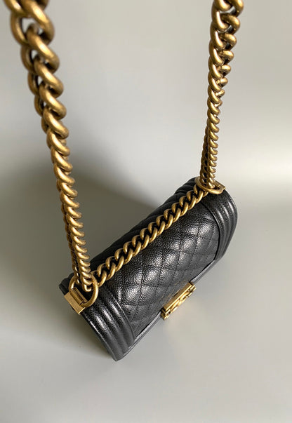 PETIT SAC BOY 20 EN AGNEAU NOIR FINITIONS DORÉES