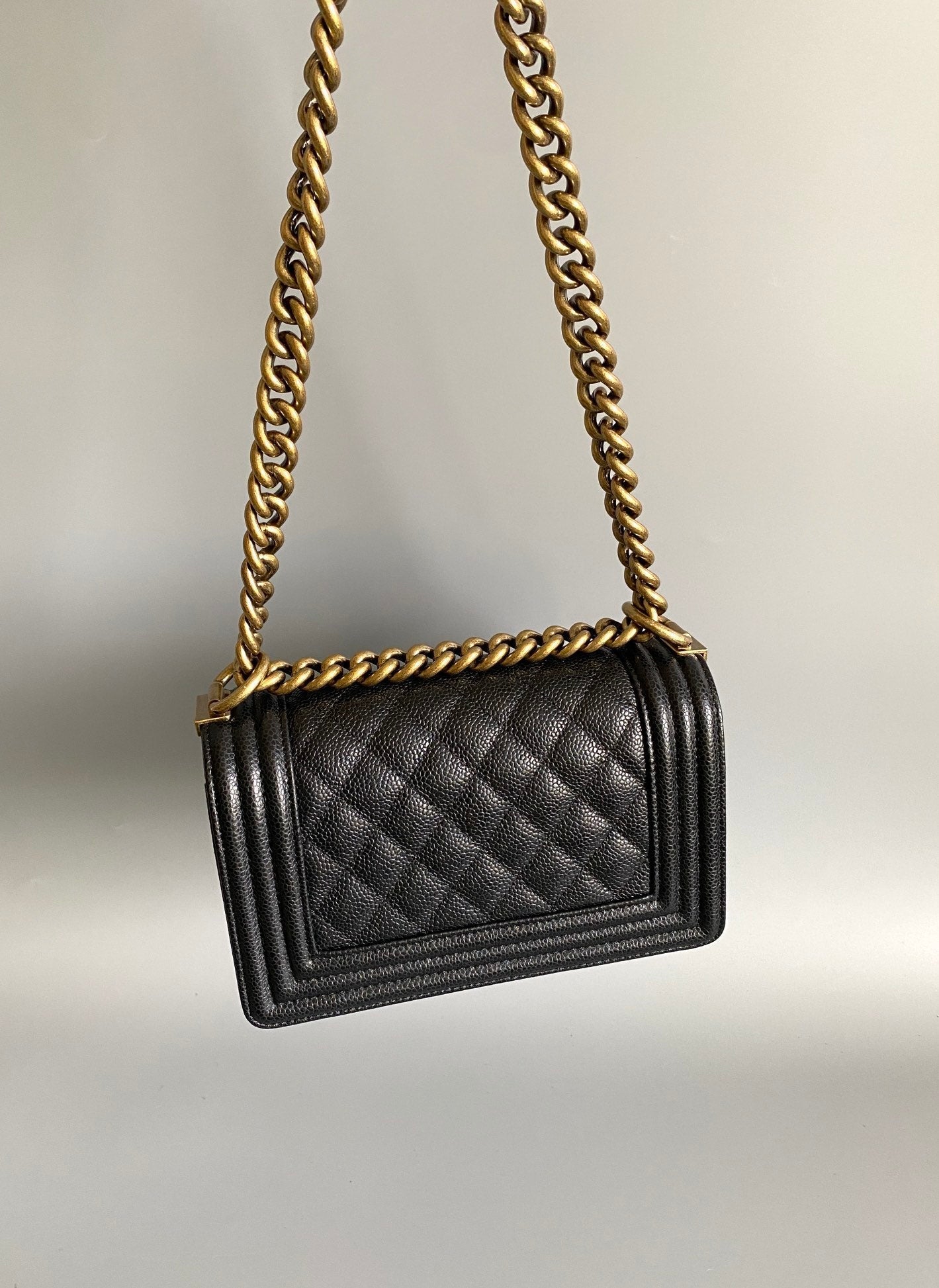 PETIT SAC BOY 20 EN AGNEAU NOIR FINITIONS DORÉES