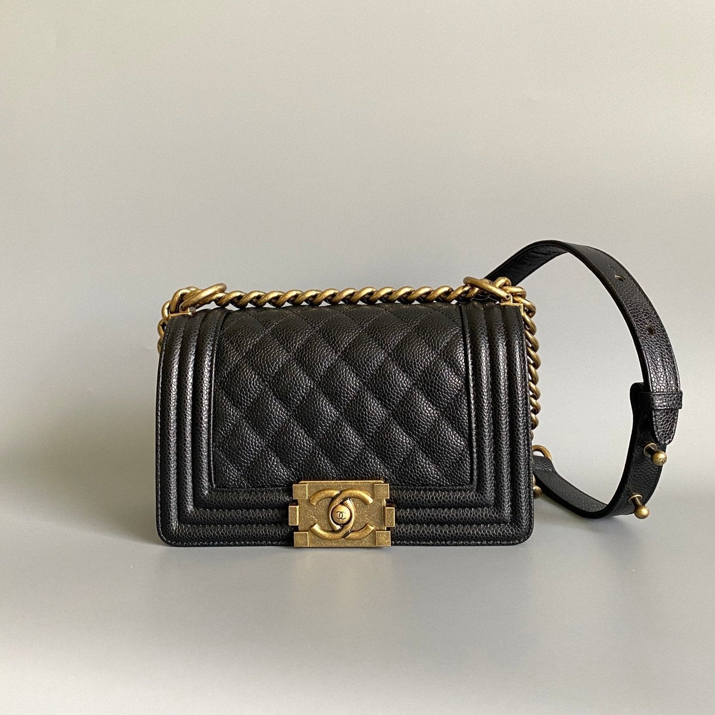 PETIT SAC BOY 20 EN AGNEAU NOIR FINITIONS DORÉES