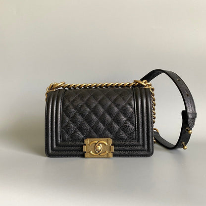 PETIT SAC BOY 20 EN AGNEAU NOIR FINITIONS DORÉES