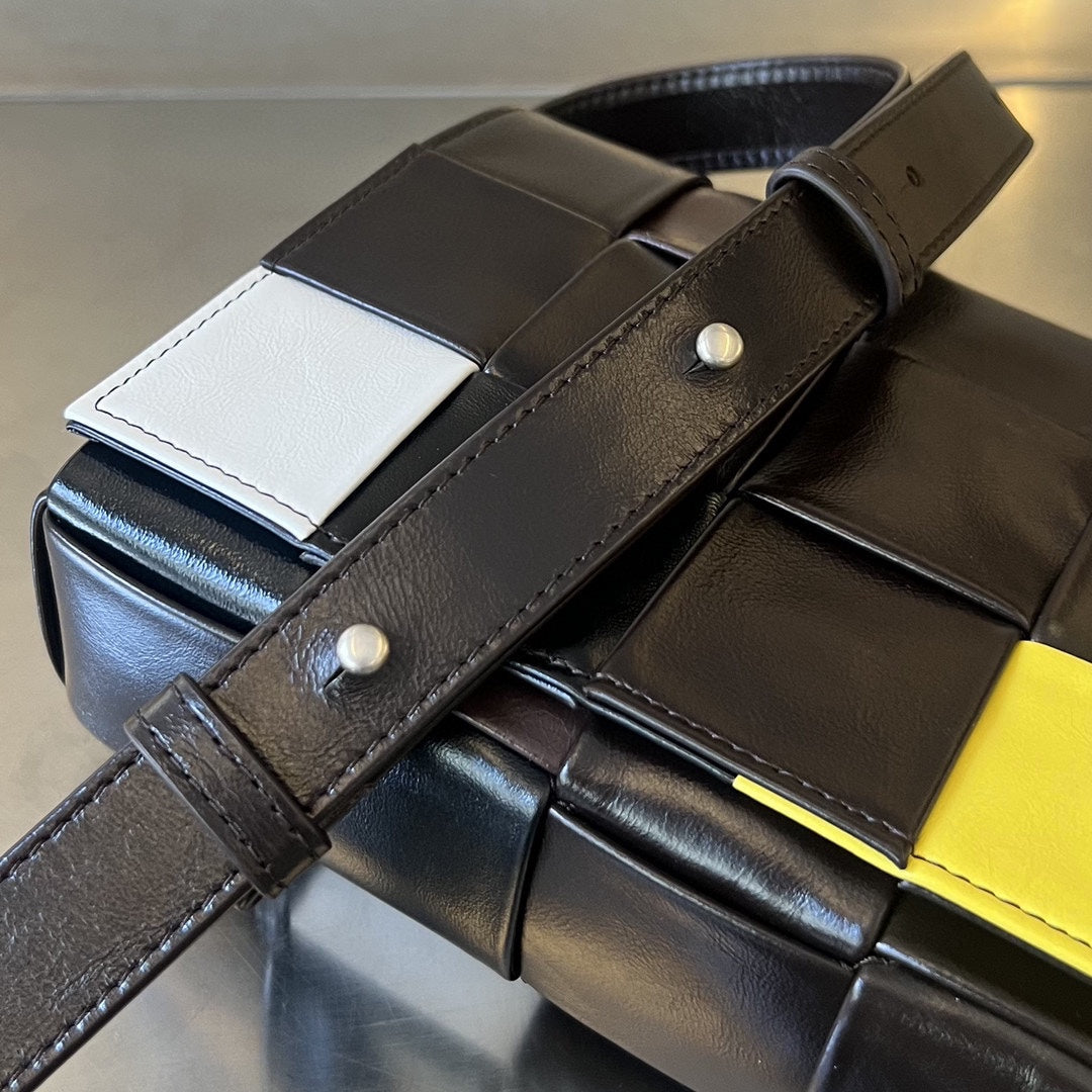 PETIT CASSETTE 23 EN CUIR DE VEAU COLORÉ