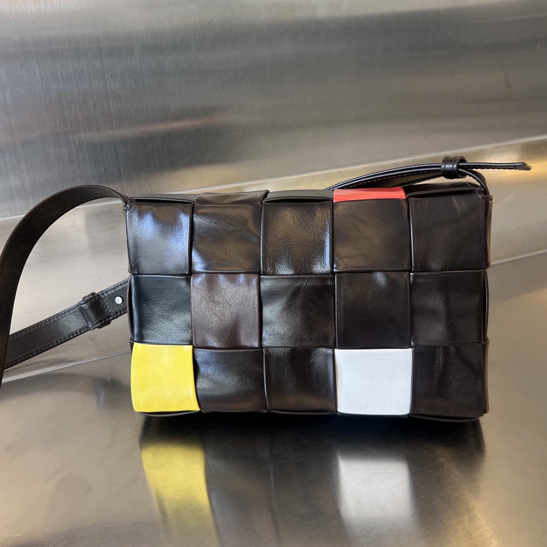 PETIT CASSETTE 23 EN CUIR DE VEAU COLORÉ