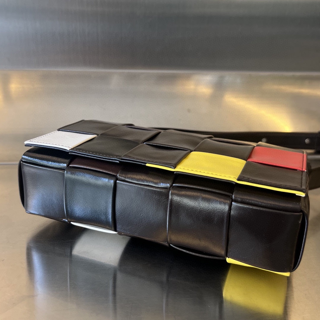PETIT CASSETTE 23 EN CUIR DE VEAU COLORÉ