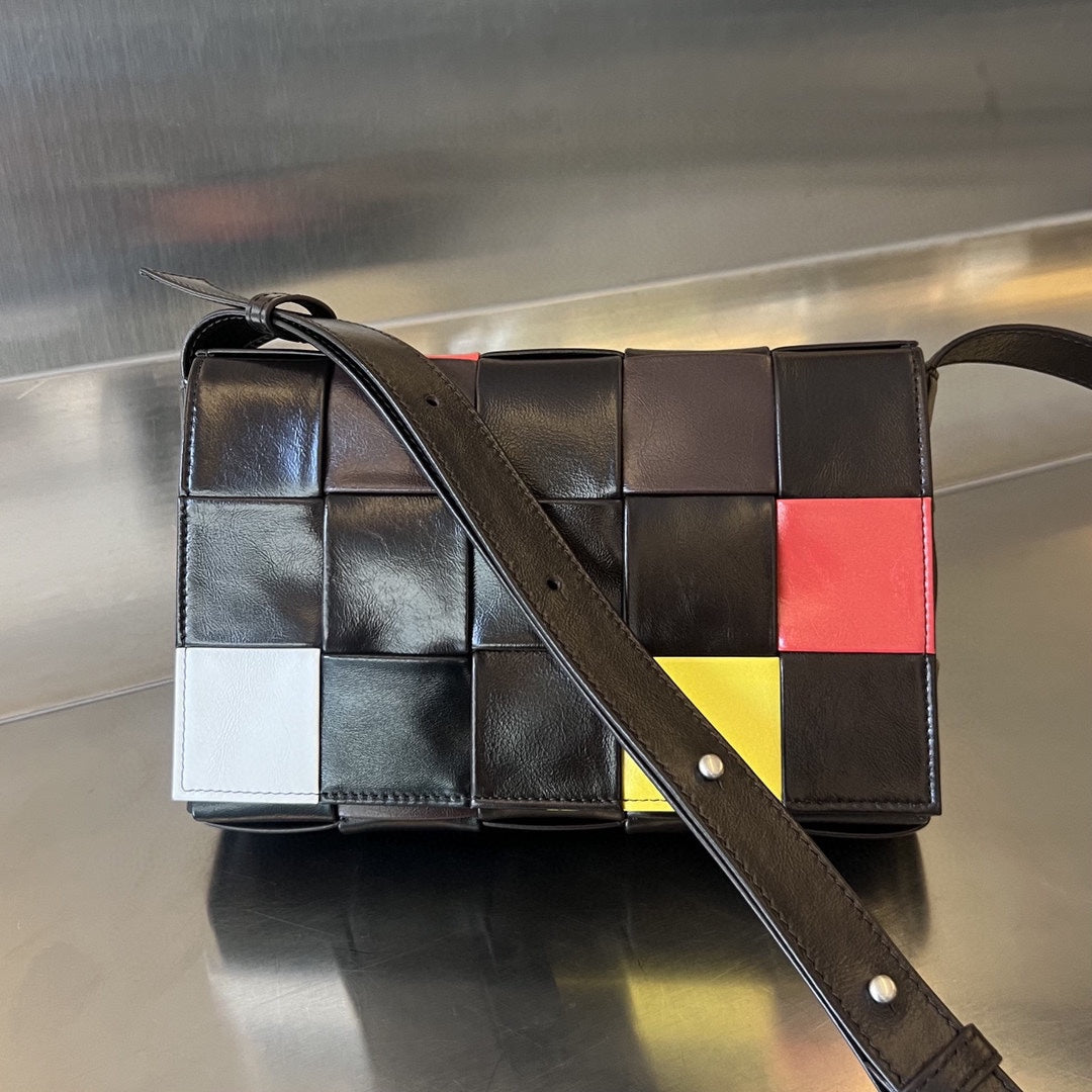 PETIT CASSETTE 23 EN CUIR DE VEAU COLORÉ
