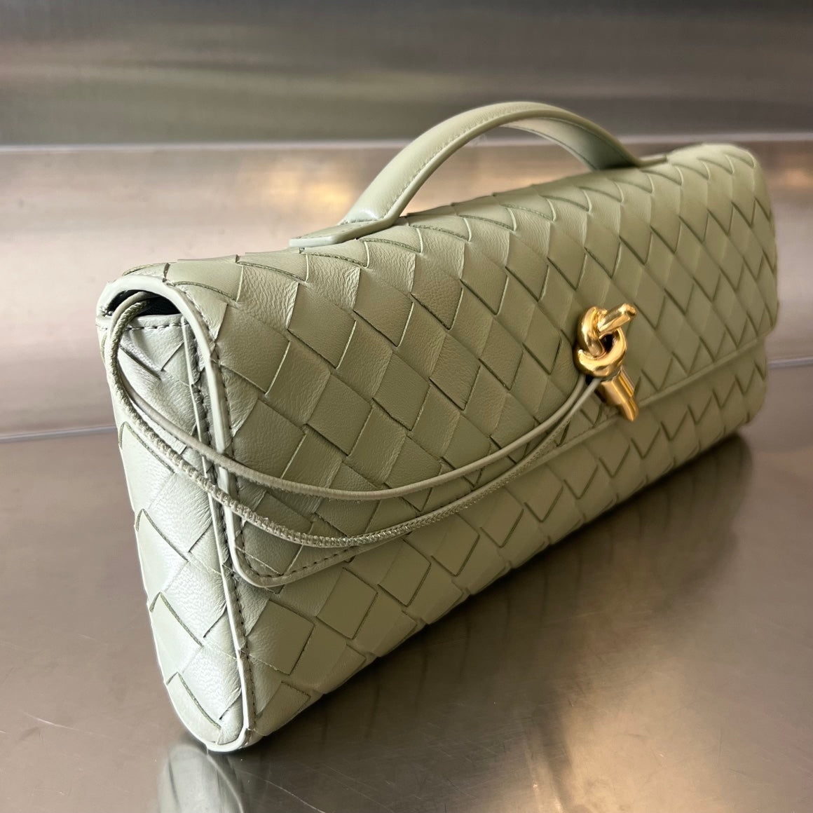 BV Long Clutch Andiamo avec poignée 31cm Cuir de veau vert clair GHW