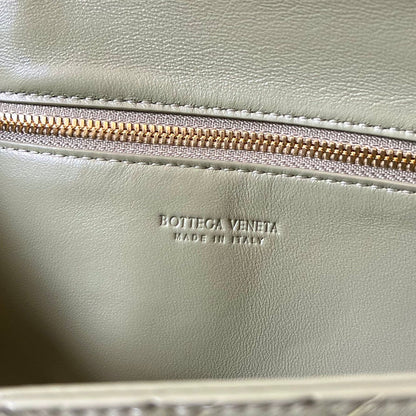 BV Long Clutch Andiamo avec poignée 31cm Cuir de veau vert clair GHW