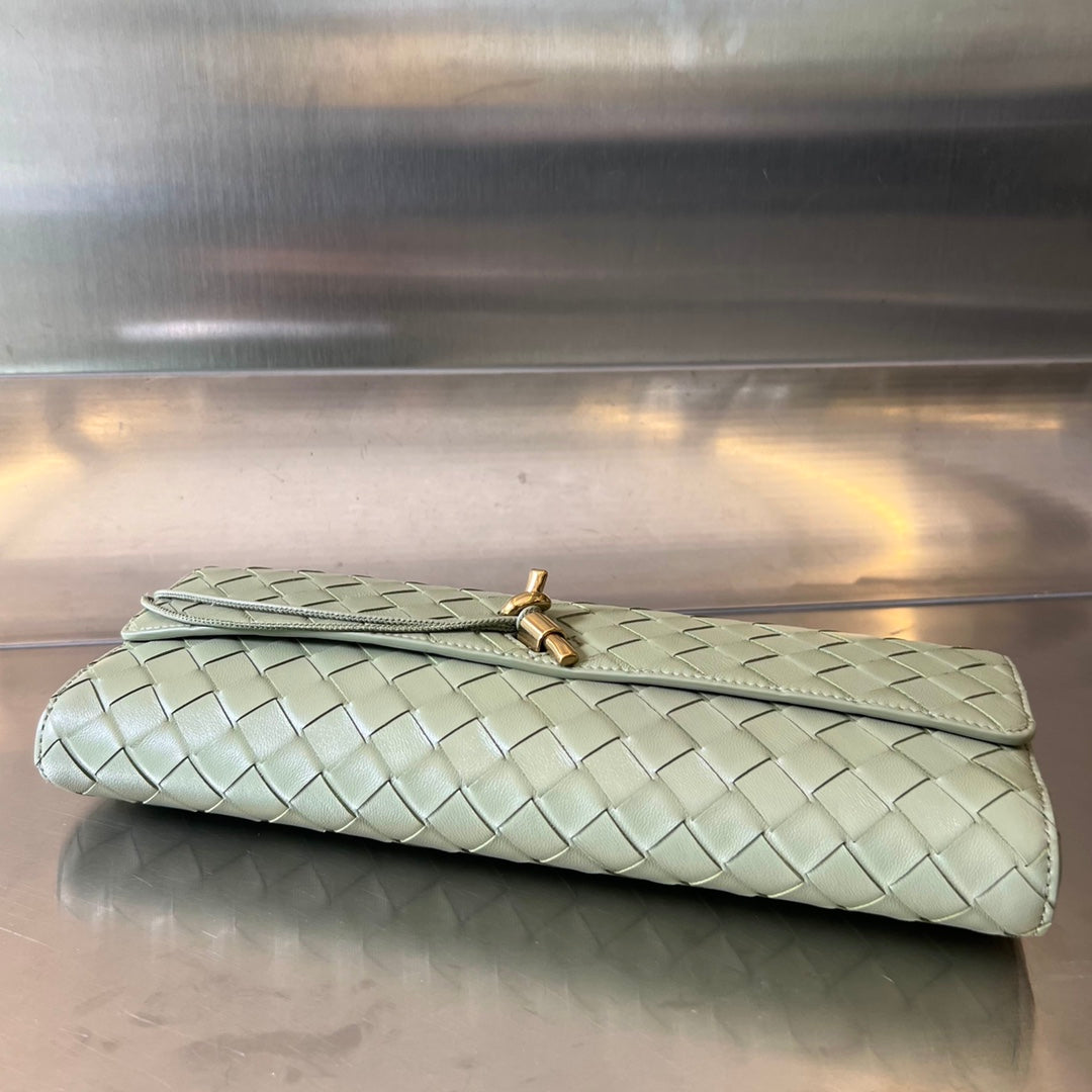 BV Long Clutch Andiamo avec poignée 31cm Cuir de veau vert clair GHW