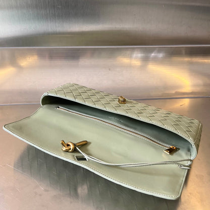 BV Long Clutch Andiamo avec poignée 31cm Cuir de veau vert clair GHW
