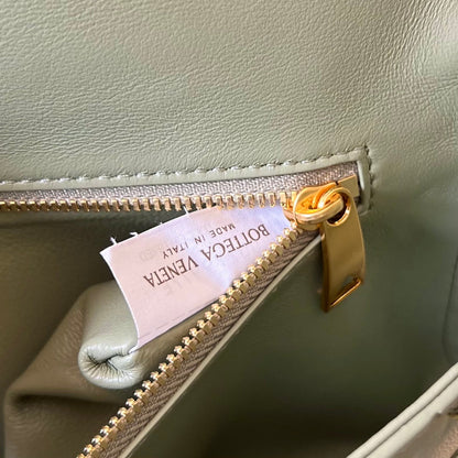 BV Long Clutch Andiamo avec poignée 31cm Cuir de veau vert clair GHW