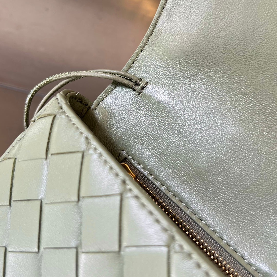 BV Long Clutch Andiamo avec poignée 31cm Cuir de veau vert clair GHW