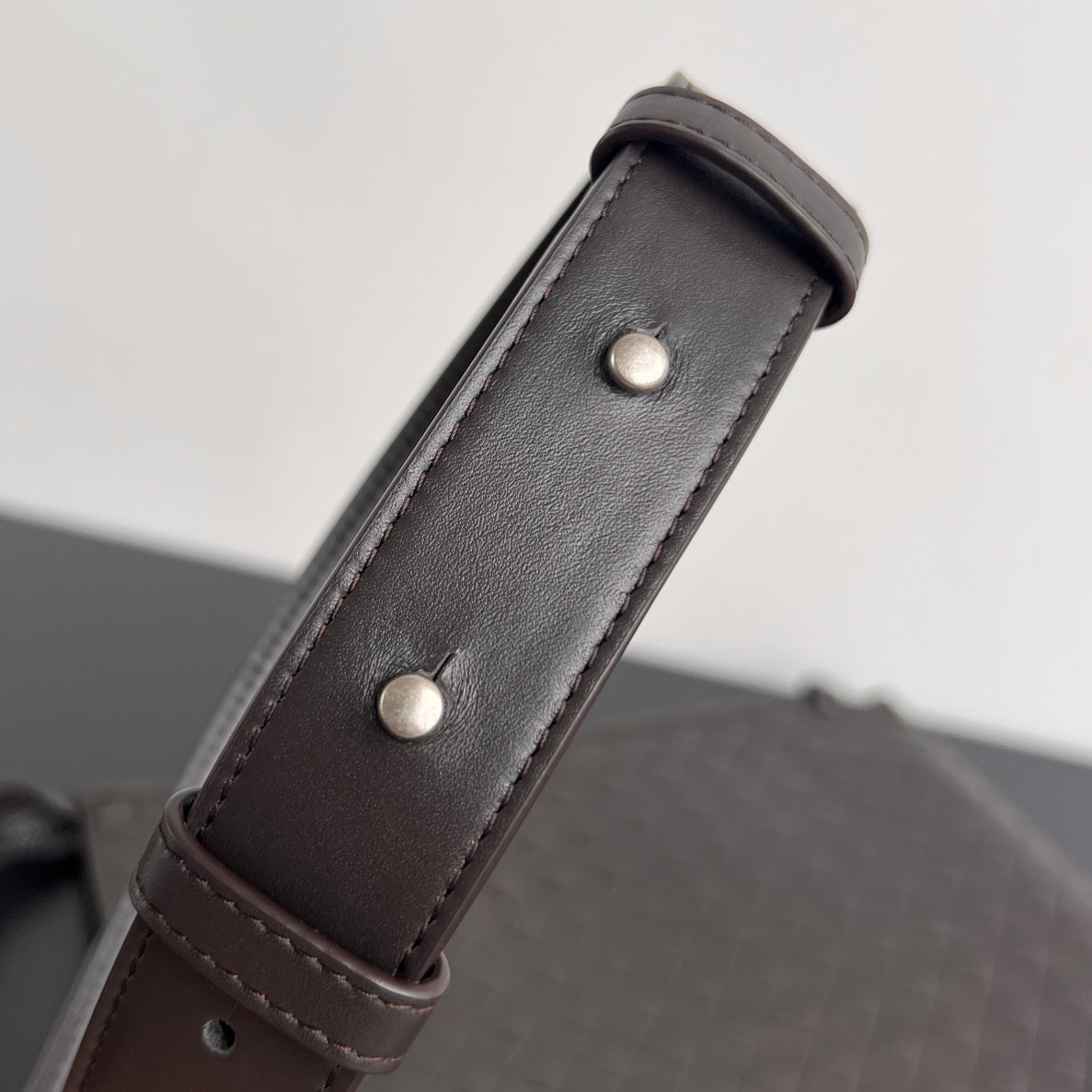 GRANDE BOUCLE PLATE 35 EN CUIR DE VEAU NOIR