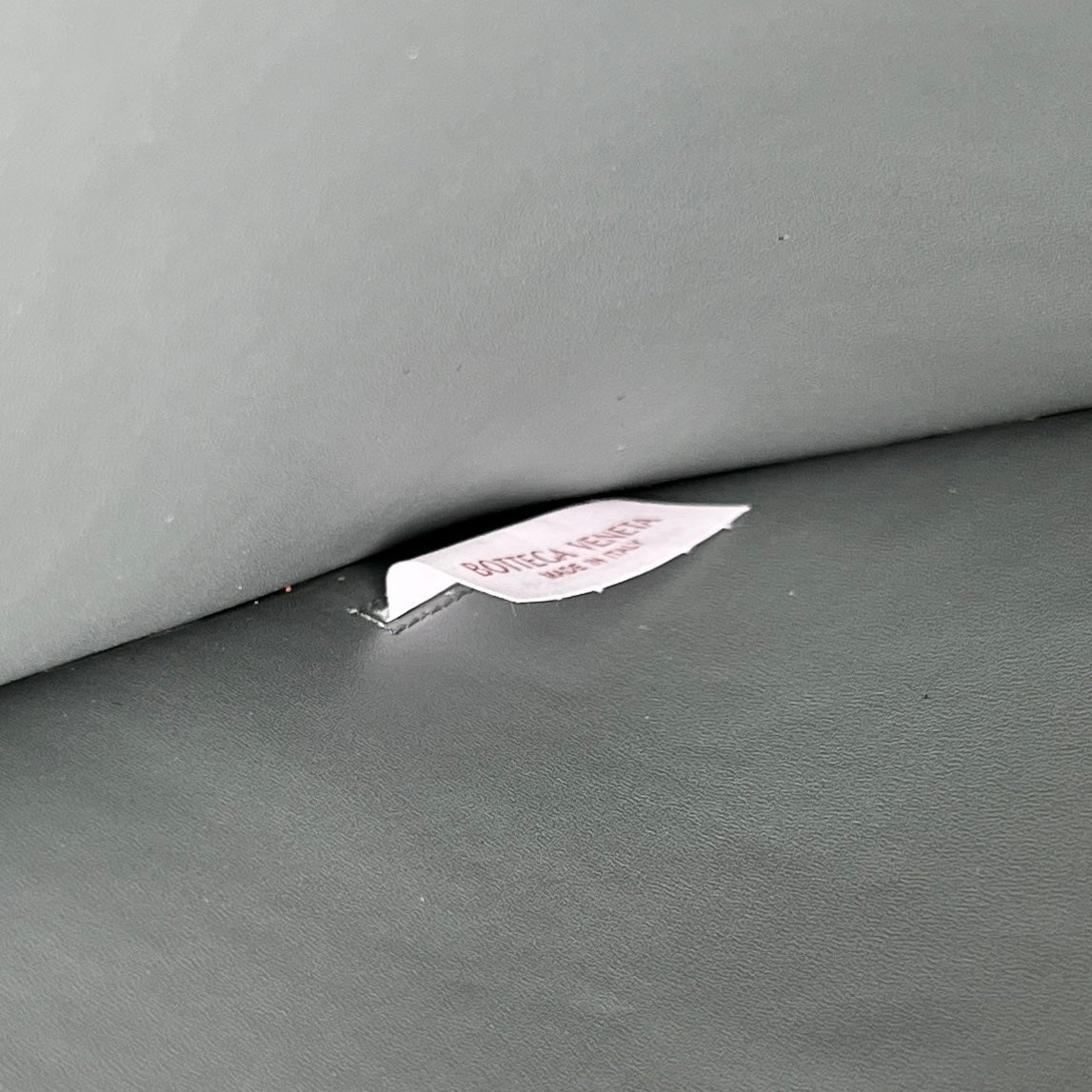 POCHETTE CASSETTE GRANDE TAILLE EN CUIR DE VEAU FUMÉ