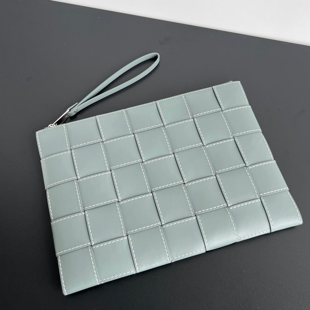 POCHETTE CASSETTE GRANDE TAILLE EN CUIR DE VEAU FUMÉ