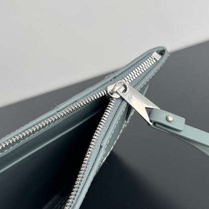 POCHETTE CASSETTE GRANDE TAILLE EN CUIR DE VEAU FUMÉ
