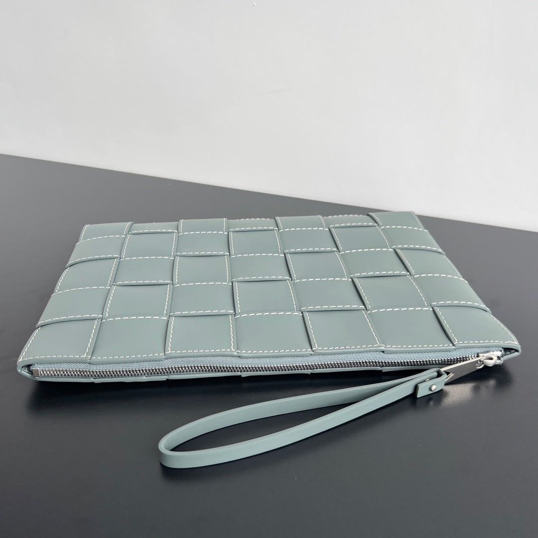 POCHETTE CASSETTE GRANDE TAILLE EN CUIR DE VEAU FUMÉ