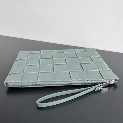 POCHETTE CASSETTE GRANDE TAILLE EN CUIR DE VEAU FUMÉ