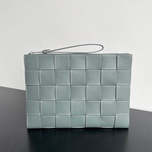 POCHETTE CASSETTE GRANDE TAILLE EN CUIR DE VEAU FUMÉ