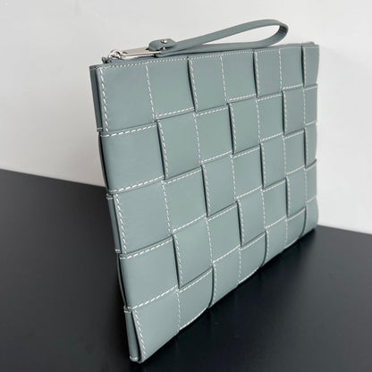 POCHETTE CASSETTE GRANDE TAILLE EN CUIR DE VEAU FUMÉ