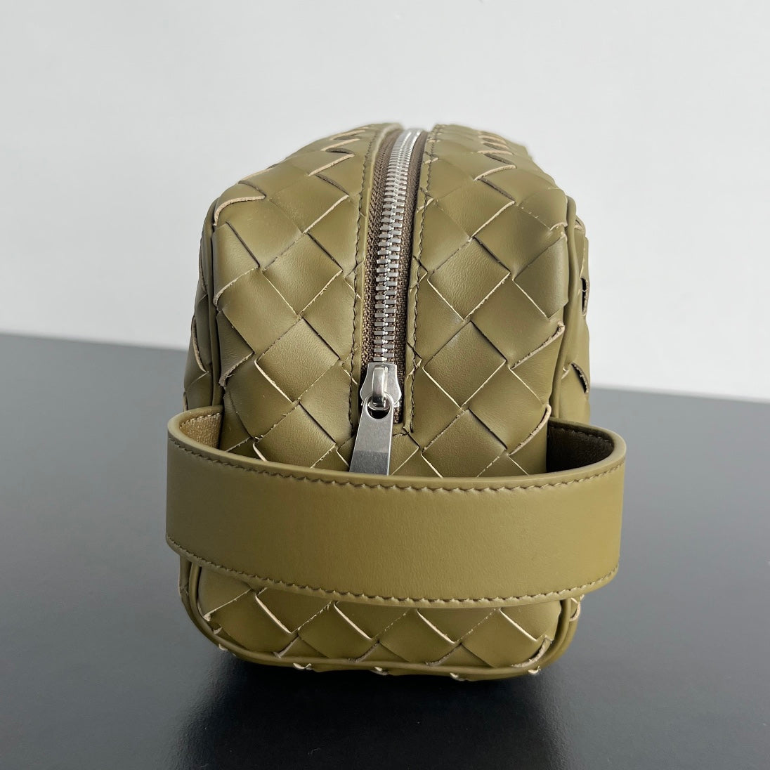 POCHETTE INTRECCIATO 26 EN VEAU COULEUR ORGE