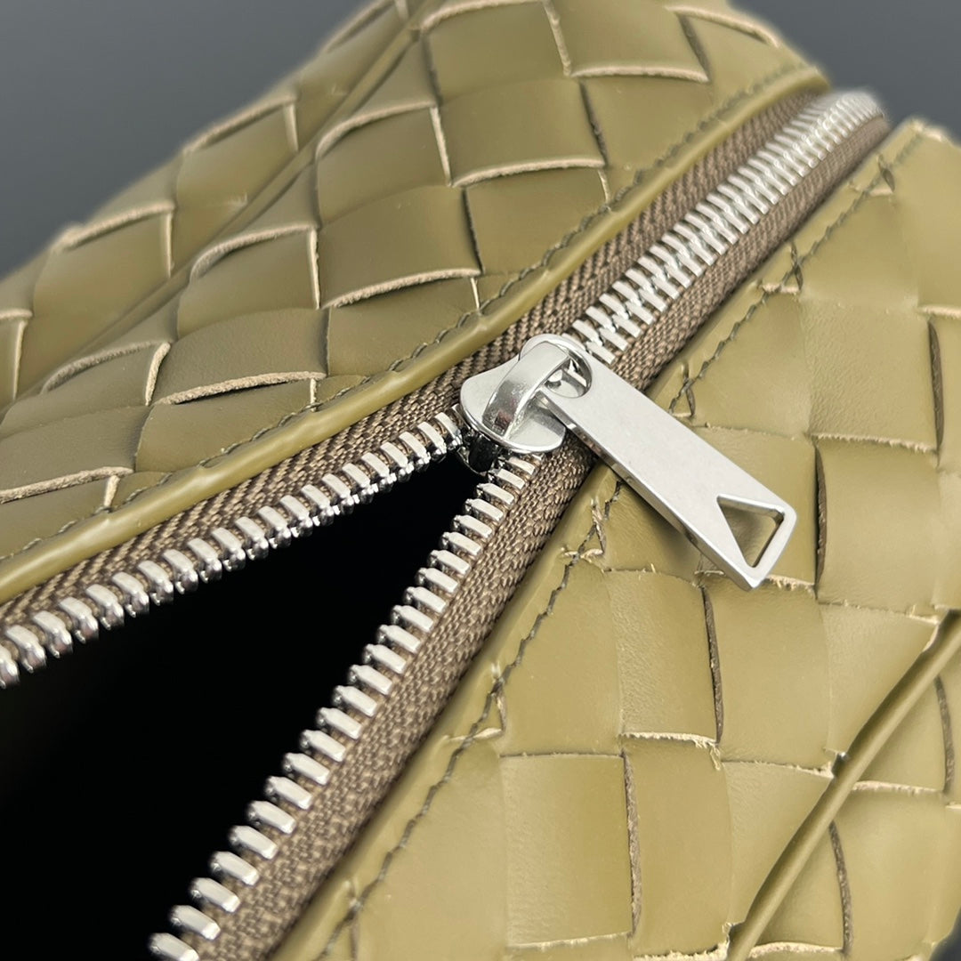 POCHETTE INTRECCIATO 26 EN VEAU COULEUR ORGE