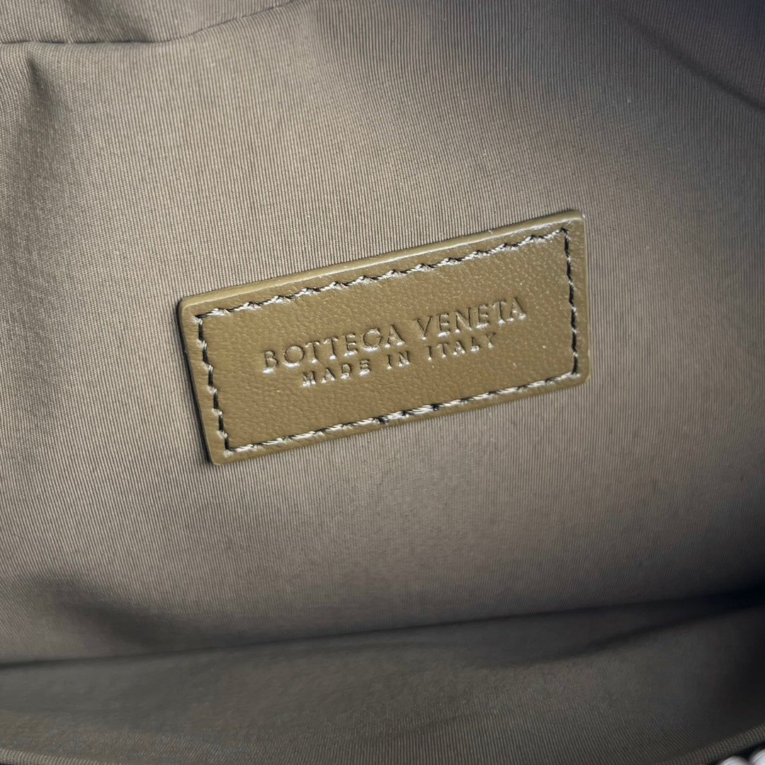 POCHETTE INTRECCIATO 26 EN VEAU COULEUR ORGE