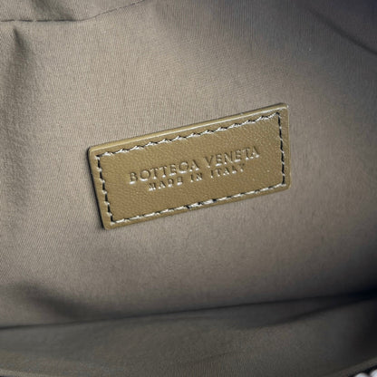 POCHETTE INTRECCIATO 26 EN VEAU COULEUR ORGE