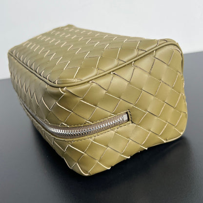 POCHETTE INTRECCIATO 26 EN VEAU COULEUR ORGE