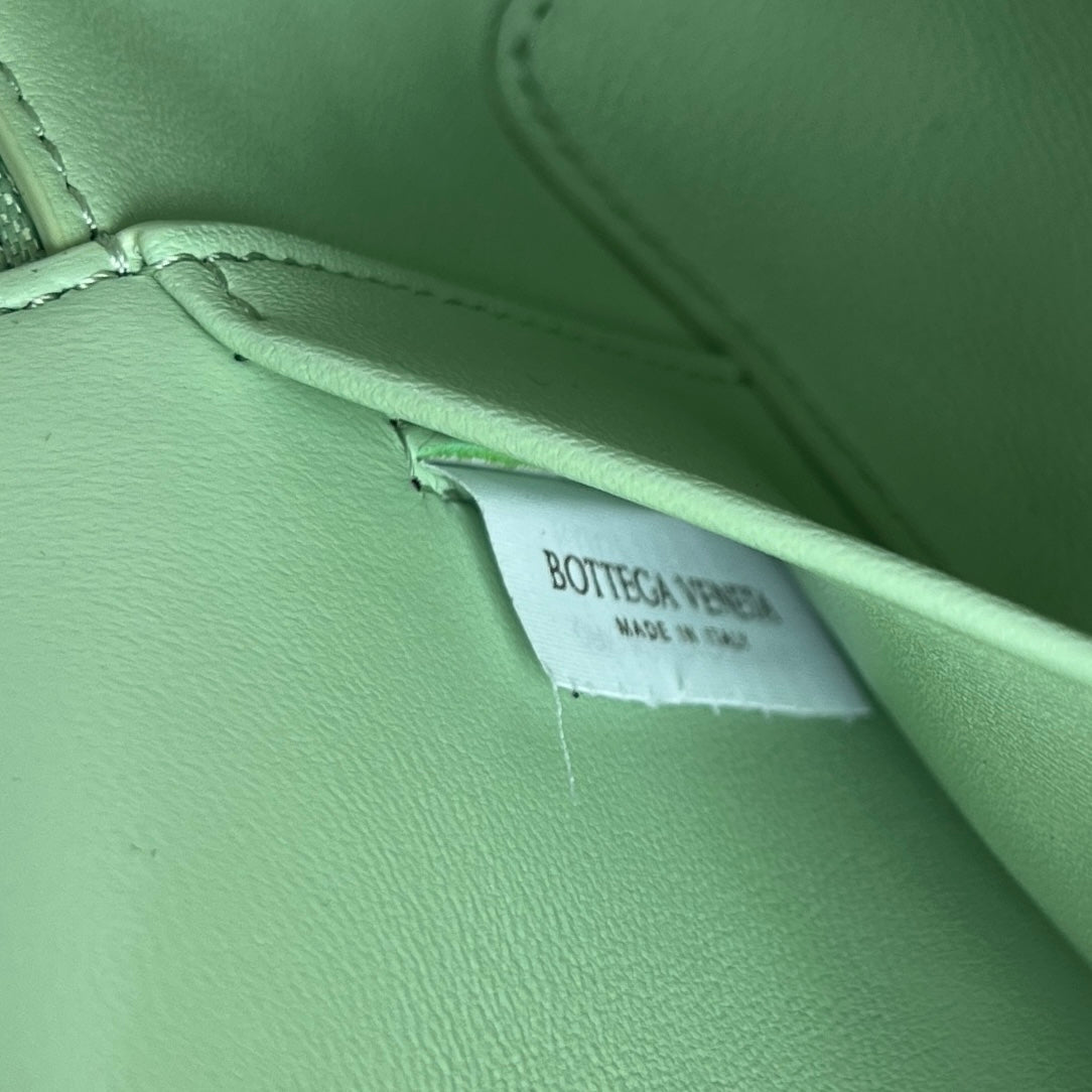 VANITY CASE BANG BANG 22 EN CUIR DE VEAU VERT CLAIR