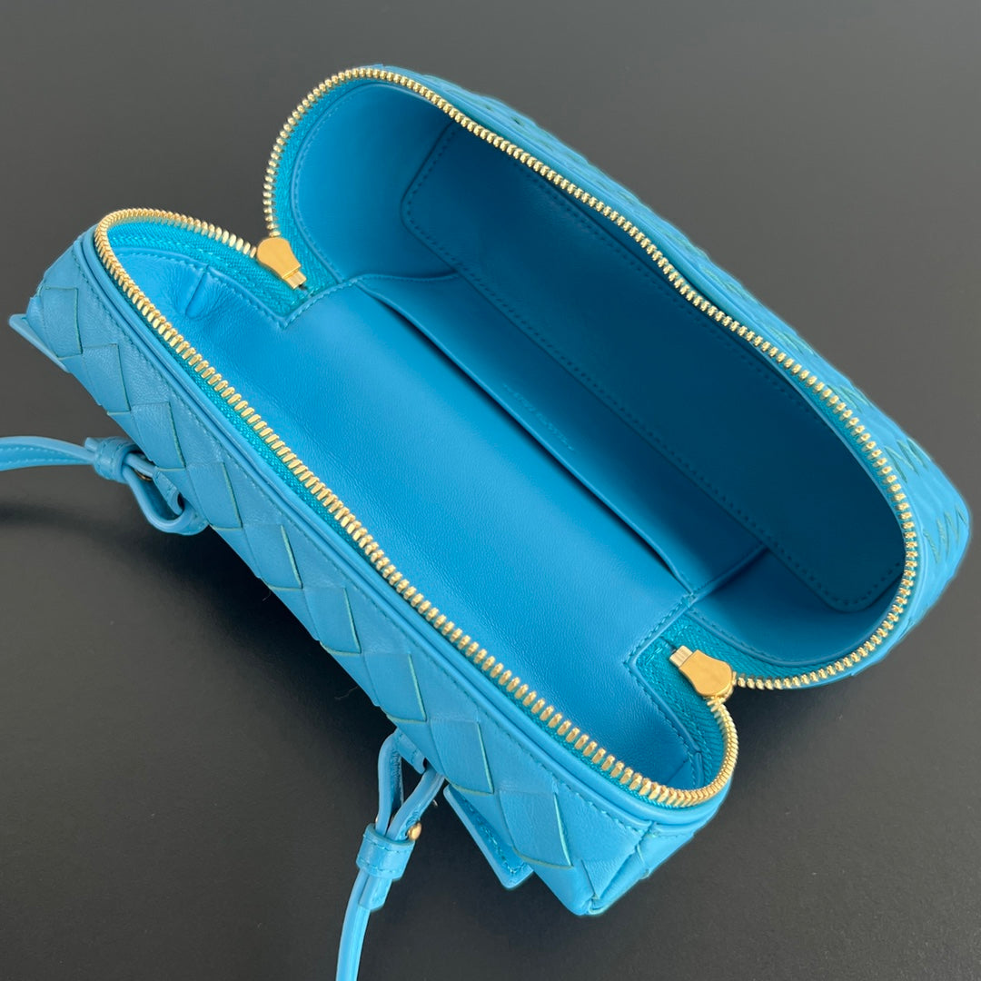 MALLETTE DE TOILETTE BANG BANG 22 EN CUIR DE VEAU BLEU CÉRULÉEN