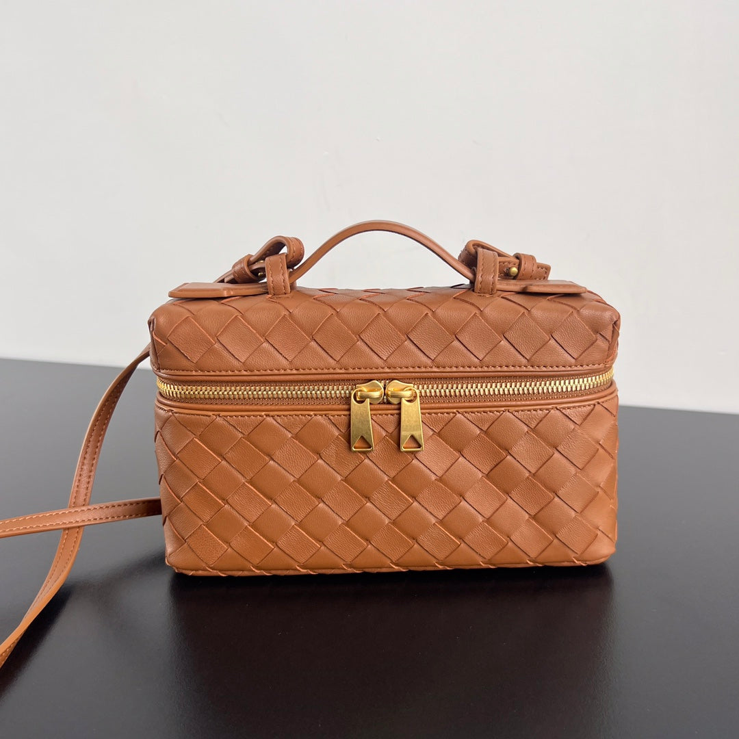TROUSSE DE TOILETTE BANG BANG 22 EN CUIR DE VEAU BRUN CANNELLE