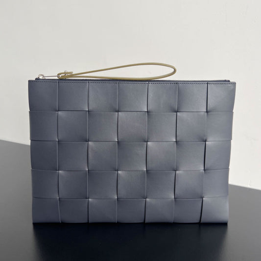 GRANDE POCHETTE CASSETTE 35 EN CUIR DE VEAU GRIS TRUITE