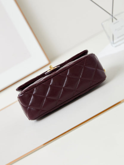 SAC À RABAT AVEC POIGNÉE SUPÉRIEURE 25 EN PEAU D'AGNEAU HUILÉE ET CIRÉE ROUGE BOURGOGNE, ACCASTILLAGE DORÉ