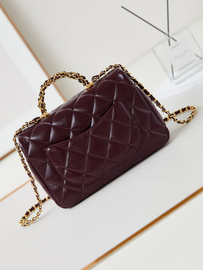 SAC À RABAT AVEC POIGNÉE SUPÉRIEURE 25 EN PEAU D'AGNEAU HUILÉE ET CIRÉE ROUGE BOURGOGNE, ACCASTILLAGE DORÉ