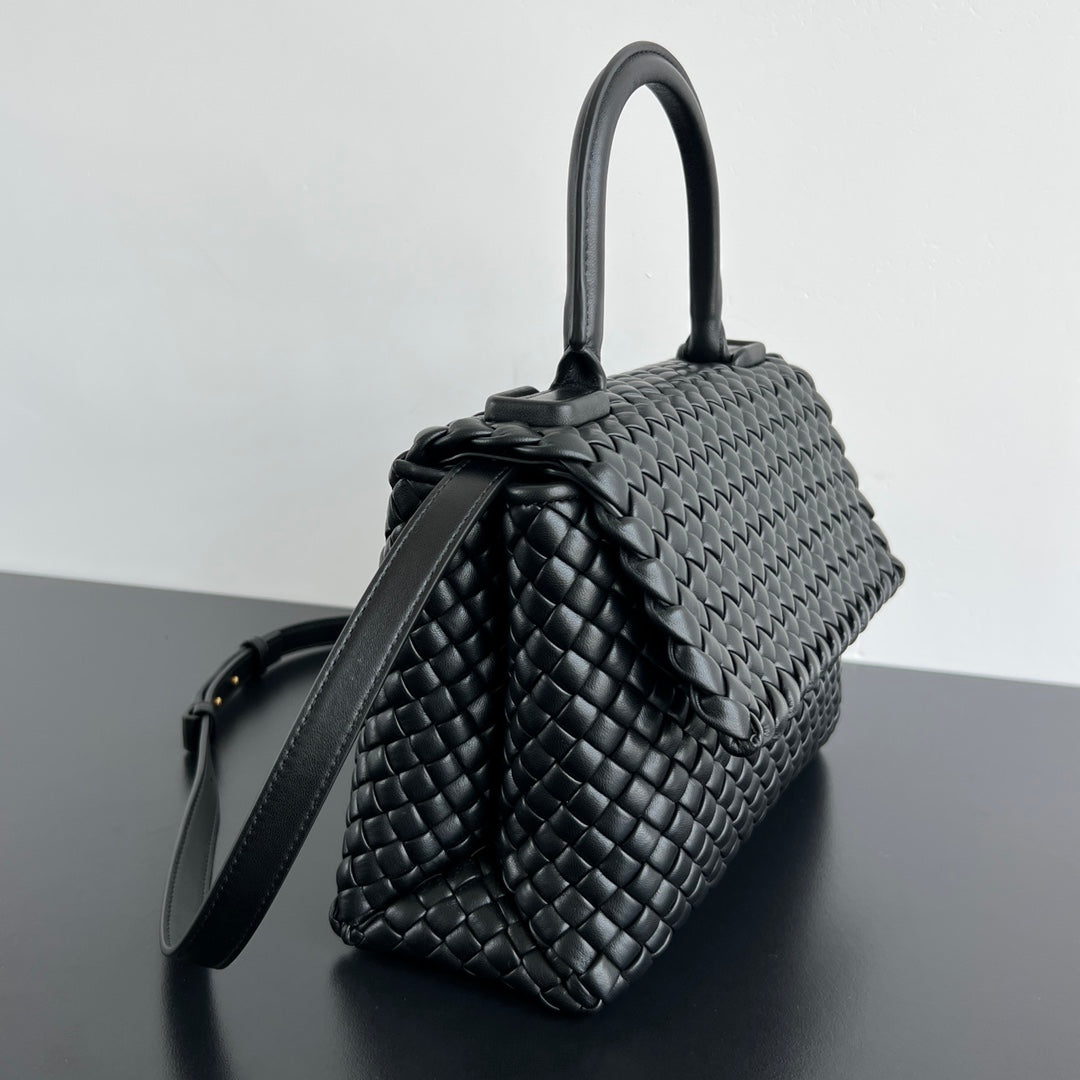 SAC BANDOULIÈRE PATTI 26 EN AGNEAU NOIR